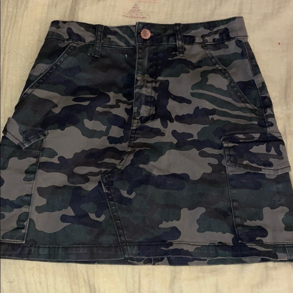 Camo skirt with lots of pockets